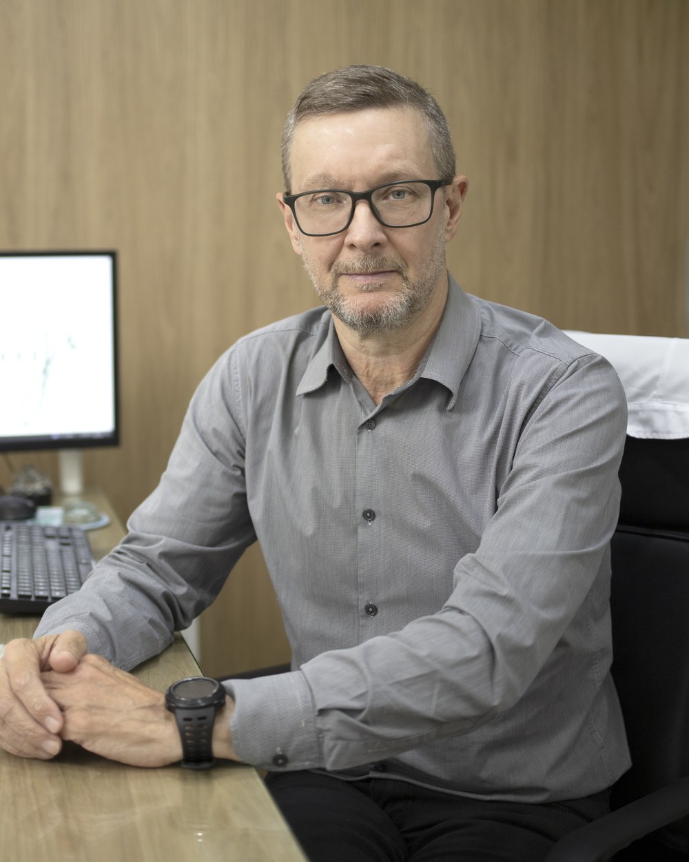 Dr. Joelson Reis Ciacci, dermatologista da Dermocentro, em seu consultório.