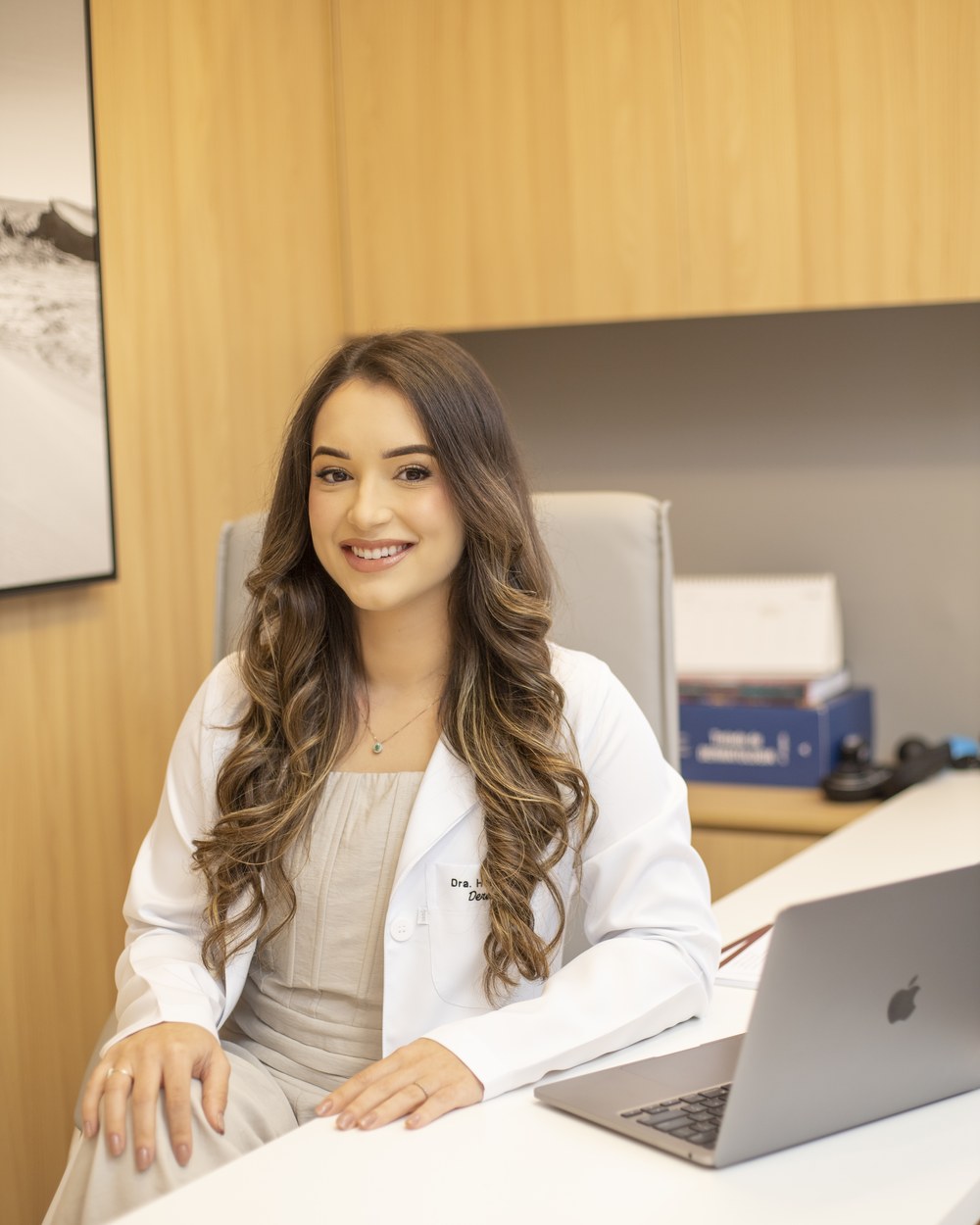 Dra. Helena Ciacci, médica da Dermocentro, em seu consultório.